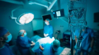 Γιατρός εγκατέλειψε ασθενή στο χειρουργείο για να κάνει σεξ με τη νοσοκόμα