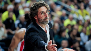 Ο Ερυθρός Αστέρας νίκησε τη Φενέρ και οι παίκτες έλουσαν τον Τόμοβιτς