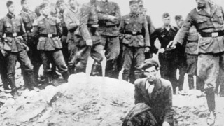 Αποκάλυψη 80 χρόνια μετά: Ταυτοποιήθηκε ο δήμιος των Ναζί από την ανατριχιαστική φωτογραφία του Β' Παγκοσμίου Πολέμου