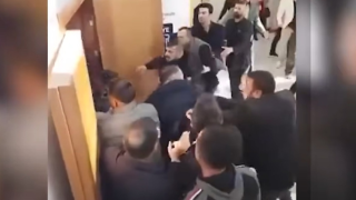 Τουρκία: Πιάστηκαν στα χέρια στελέχη του CHP-Επενέβη η αστυνομία