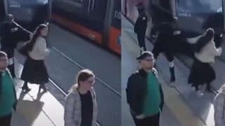 VIDEO: Έσωσε τελευταία στιγμή γυναίκα από το τραμ!
