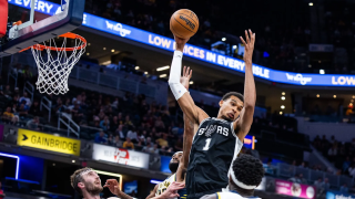 Γουεμπανιάμα: Ψήλωσε κι άλλο και κάρφωσε… χωρίς να σηκωθεί από το έδαφος