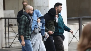 ΟΠΕΚΕΠΕ: Με καλυμμένα τα πρόσωπά τους μετέβησαν οι συλληφθέντες στην Ευρωπαϊκή Εισαγγελία