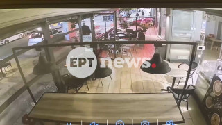 Περιστέρι: 2χρονο παιδί βρέθηκε κάτω από κάμπριο που έπεσε σε ΙΧ-Τραυματίστηκε και η μητέρα του!