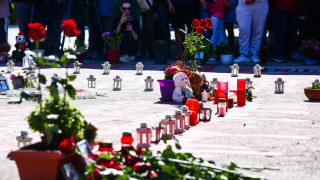 Σύνταγμα: Άφησαν λουλούδια πάνω στα ονόματα των θυμάτων των Τεμπών