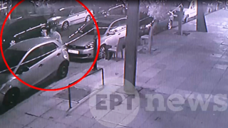 Καλλιθέα: Η στιγμή που ο 50χρονος προκαλεί φθορές σε αυτοκίνητα