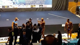 Έξαλλος    μποντιμπιλντεράς «μοιράζει» μπουνιές (videos)