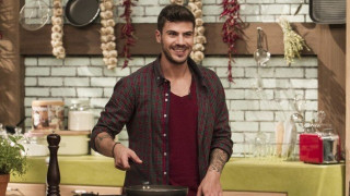 Η νέα σύντροφος του Άκη Πετρετζίκη είναι... κόλαση! (ΦΩΤΟ)