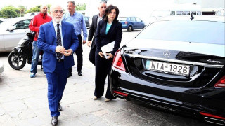 Ο Ιβάν έχει      όλο το     παζλ απλωμένο μπροστά του