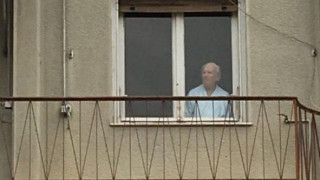 Ρεπόρτερ του Λευκού Οίκου κάνει έναν παππού με μπουρνούζι... viral!