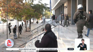 Άλκης Καμπανός: Τι αφορά η δίωξη στους συλληφθέντες έξω από τα δικαστήρια