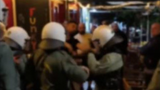 Εξάρχεια: ΜΑΤ χτύπησαν θαμώνες μαγαζιών-Γρονθοκόπησαν νεαρό με προσθετικό μέλος