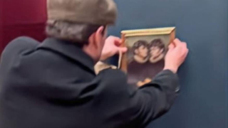 Ασφάλεια... μηδέν στο Λούβρο: TikTokers κρέμασαν φωτογραφία δίπλα στη Μόνα Λίζα!