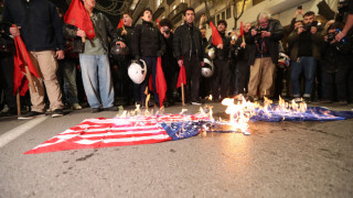 Θεσσαλονίκη-Πορεία για το Πολυτεχνείο: Έκαψαν σημαίες ΗΠΑ, Ισραήλ και ΝΑΤΟ