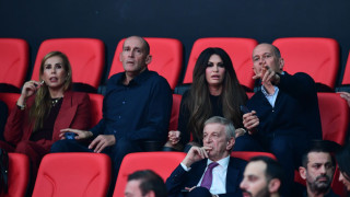 Κίμπερλι Γκίλφοϊλ: Πάλι στο ΣΕΦ η πρέσβειρα των ΗΠΑ-Δίπλα στους αδελφούς Αγγελόπουλους