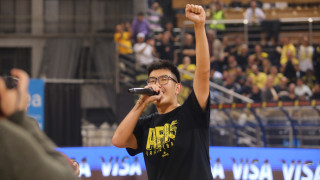 Η υπόσχεση που έγινε νωρίτερα πράξη: Σε 4 μήνες ο Σιάο έσβησε χρέη 2 εκατ. και έδωσε άλλα τόσα