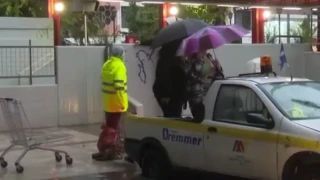 Μοσχάτο: Μεταφορά σε... καρότσα λόγω πλημμύρας (vid)