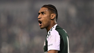 Παναθηναϊκός-ΑΕΚ: 1-2 με κεφαλιά του Τετέ, γλίστρησε ο Στρακόσα