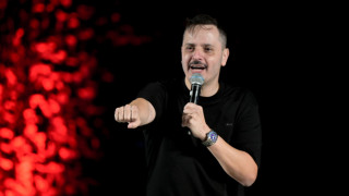 Τσουβέλας σε θεατή: «Εξαφανίσου από εδώ για να μην σε κουτουλήσω»