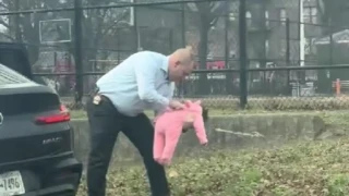 Αστυνομικός έσωσε στην άκρη του δρόμου βρέφος που πνιγόταν