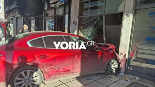 Θεσσαλονίκη: ΙΧ καρφώθηκε σε είσοδο πολυκατοικίας στην Πολυτεχνείου