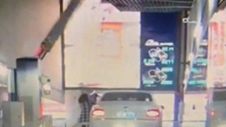 Κάπως έτσι μία γυναίκα καταστρέφει μία Bentley 178,000 ευρώ (vid)