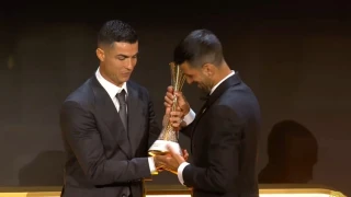 Globe Soccer Awards: Ο Κριστιάνο Ρονάλντο βράβευσε τον Τζόκοβιτς (vid)