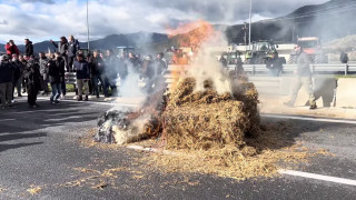 Μπλόκο Αγροτών Τέμπη: «Έβαλαν φωτιά σε άχυρα που πέταξαν στον δρόμο»