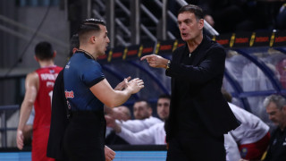 Άρης-Ολυμπιακός: Ο Μπαρτζώκας «άναψε» την κερκίδα με τις διαμαρτυρίες του