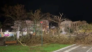 Αλεξανδρούπολη: Βίντεο σοκ από τη στιγμή που ο ανεμοστρόβιλος «χτυπάει» κατάστημα