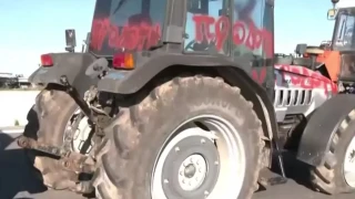 Αγροτικά μπλόκα: «Ντροπή τους που βανδάλισαν το τρακτέρ μου»