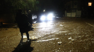 Βομβαρδισμένο τοπίο η Αττική: Κόπηκε στα δύο δρόμος στη Βάρη