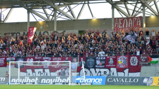 Φίλος της ΑΕΛ πήρε ταπεράκι και πήγε γήπεδο με 2,5 κιλά αρνίσια παϊδάκια!