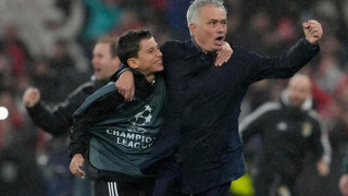 Μπενφίκα: Ο ξεχωριστός Ζοσέ Μουρίνιο-Πήρε αγκαλιά ball-boy μετά το «χρυσό» γκολ κόντρα στη Ρεάλ