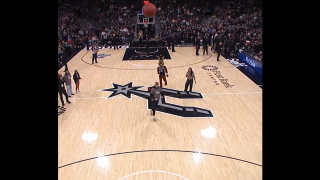 NBA: Ασύλληπτο σουτ για 10.000 από το κέντρο με το… χρονόμετρο για ταμπλό