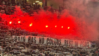 Οι επτά πυρσοί των οπαδών της Λιόν και το πανό στη μνήμη των αετόπουλων