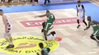 Ντουμπάι: Το «ξύλο της αρκούδας» σε αγώνα μπάσκετ (vid)