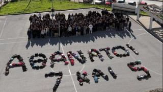 Υπέροχη κίνηση μαθητών του 3ου λυκείου Καλαμαριάς για τους νεκρούς των τραγωδιών