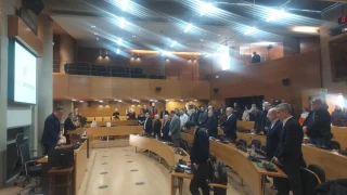 Δημοτικό Συμβούλιο Θεσσαλονίκης: Ενός λεπτού σιγή για τις τραγωδίες σε Τρίκαλα και Ρουμανία