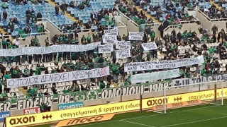 ΠΑΟΚ-Δυστύχημα στη Ρουμανία: ﻿﻿Επτάλεπτη σιγή και συγκινητικά πανό από φίλους της Ομόνοιας