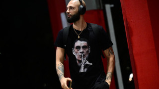 Ολυμπιακός-Βίρτους: Ο Φουρνιέ εμφανίστηκε με... μπλούζα Μπαρτζώκα στο ΣΕΦ