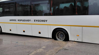 Θεσσαλονίκη: Λεωφορείο έπεσε σε μεγάλη λακκούβα-Μετέφερε μαθητές στο σχολείο