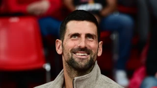 Ο Τζόκοβιτς παρακολουθεί το παιχνίδι του Ολυμπιακού με τον Ερυθρό Αστέρα στο ΣΕΦ