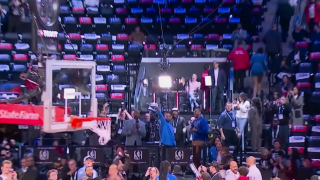 NBA: Ο «εξωγήινος» Στεφ Κάρι άφησε μικρόφωνο και το… χλάτσωσε από την κερκίδα