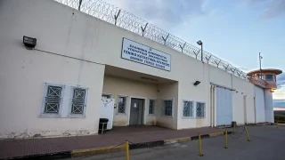 Συνελήφθη για συνέργεια στον φόνο του ισοβίτη ο αρχιφύλακας των φυλακών Δομοκού