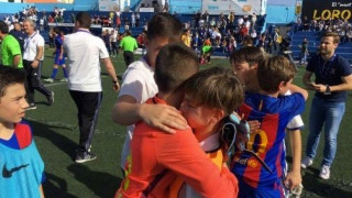 Μαθήματα πολιτισμού από τους μικρούς των Ρεάλ και Μπαρτσελόνα! (video)