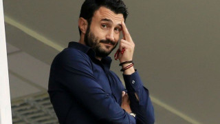Συζητάει   με   «συμπαίκτη»          ο         Καρυπίδης