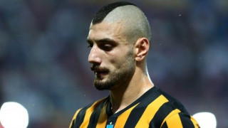 Αφήνει ελεύθερο τον                                            Αραβίδη