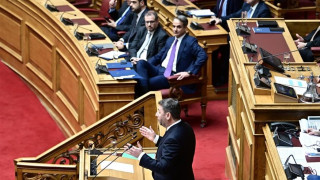 Βουλή: Κόντρα Μητσοτάκη-Ανδρουλάκη για τις υποκλοπές (vid)