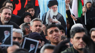 Αλί Χαμενεΐ: Ποιος ήταν ο αγιατολάχ που έπνιγε στο αίμα κάθε εγχώρια διαφωνία